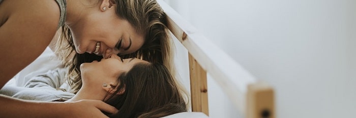 lezbijki se poljubljata v postelji